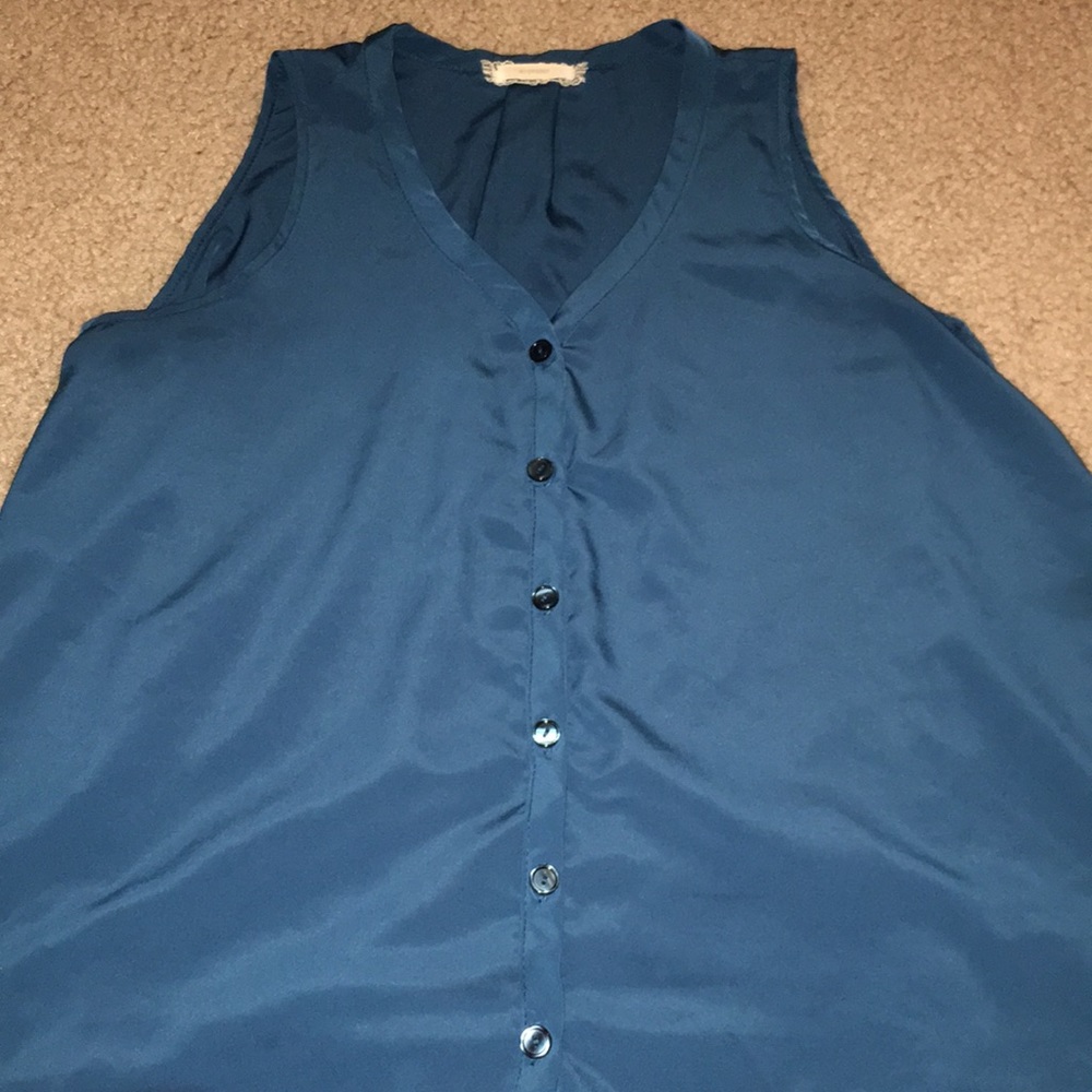 Button of tank top